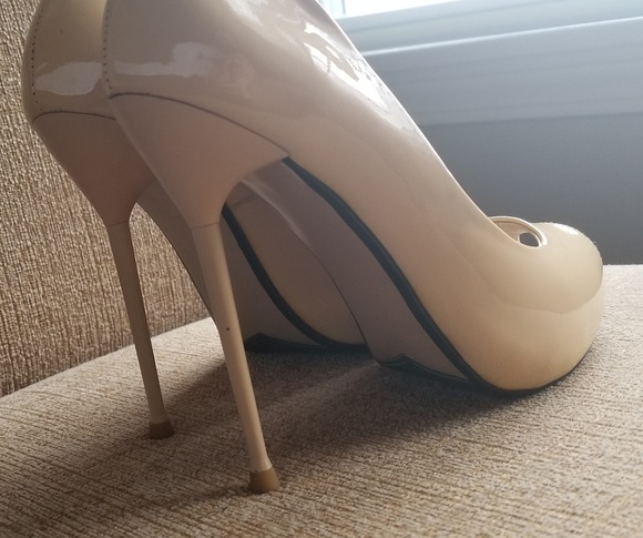 Cream open-toe patent leather stilettos - Picture 8 of 8